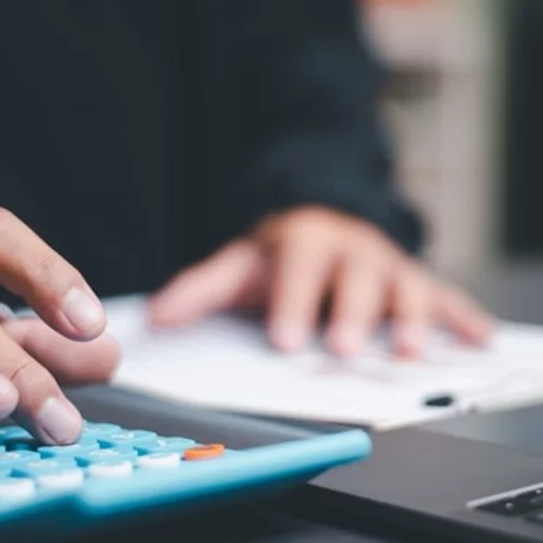 Η ΑΑΔΕ καλεί 20.000 φορολογούμενους για διευκρινίσεις στην εφορία - Δηλώνουν εισόδημα 10.000 ευρώ και ξοδεύουν... 50.000