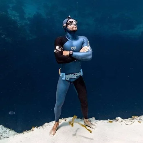 Χωρίς ανάσα για 29 λεπτά και 3 δευτερόλεπτα κάτω απ' το νερό - Ένας δύτης έσπασε όλα τα ρεκόρ