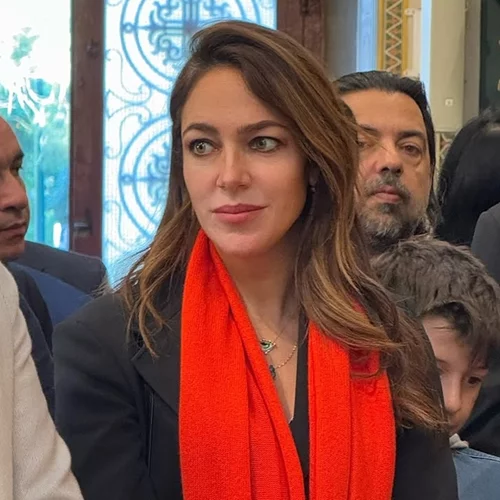 Ready to pop | Η Δόμνα Μιχαηλίδου με κόκκινο παλτό στην παρέλαση της 25ης Μαρτίου