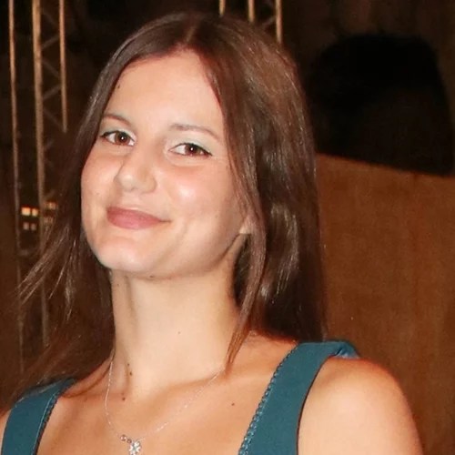 Η Αλίκη Καραμανλή μόλις υιοθέτησε την τάση μαλλιών που λατρεύουν όλες οι Γαλλίδες