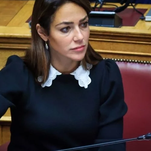 Δόμνα Μιχαηλίδου | Στη Βουλή με μαύρο πλεκτό μίντι φόρεμα - Εμφανής η φουσκωμένη κοιλίτσα της, 6ος μήνας της εγκυμοσύνης