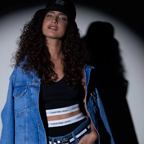 Πώς θα φορέσεις τα '90s straight jeans σαν μοντέλο του Calvin Klein