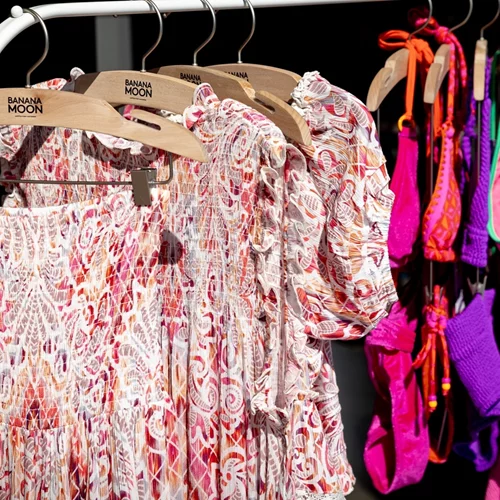 Η Banana Moon υποδέχθηκε το καλοκαίρι με το απόλυτο vacation mood στη παρουσίαση της συλλογής Summer 2025