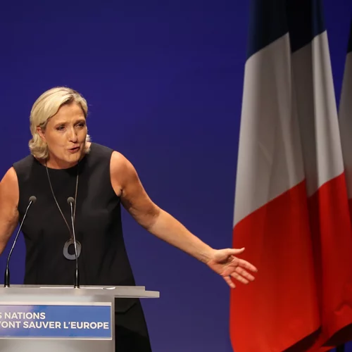 Μαρίν Λε Πεν: Πώς τα τρομακτικά παιδικά χρόνια διαμόρφωσαν την κοσμοθεωρία της