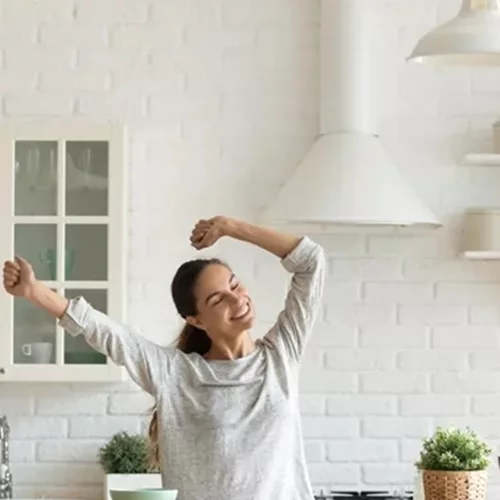 Η λίστα με τα τρόφιμα που πρέπει να έχεις πάντα στο ψυγείο και τα ντουλάπια σου