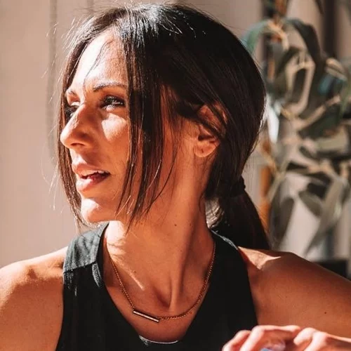 Ανθή Βούλγαρη | Το φωτεινό σπίτι της με τα φρέσκα λουλούδια