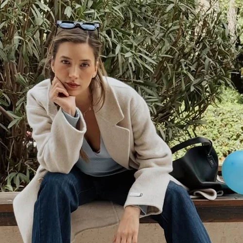 Γιολάντα Καλογεροπούλου | Επέλεξε πανωφόρι σε χρώμα που λίγες θα τολμούσαν