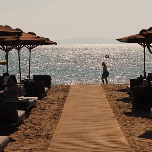 Το The C-Beach Restaurant φέρνει το νησιώτικο καλοκαίρι στην Αθηναϊκή Ριβιέρα