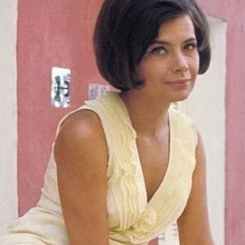 Όταν η Τζένη Καρέζη είχε κατερρεύσει μετά τον θάνατο του πρώτου της έρωτα - Η φωτογραφία όπου την κοιτά τρυφερά