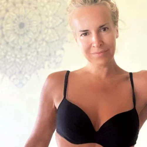 Μαρία Ανδρούτσου | Δες τους απίστευτους κοιλιακούς της 51χρονης ηθοποιού