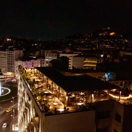 Η αστική κουλτούρα συναντά το Christmas spirit στο Βrown Acropol Athens