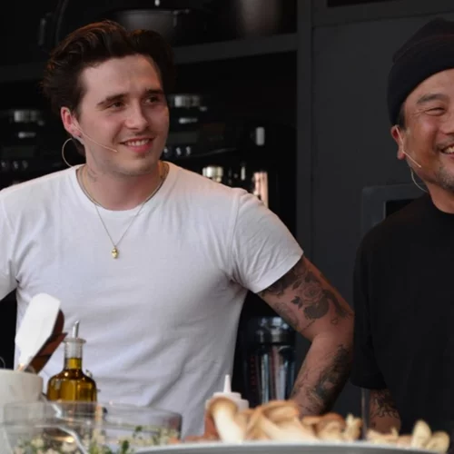 Brooklyn Beckham | Φτιάχνει κοκτέιλ σε ένα νέο βίντεο και δέχεται (ξανά) τα πιο σκληρά σχόλια στο Twitter