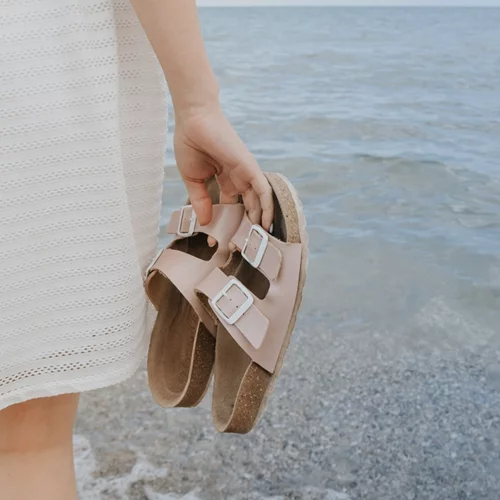 Τα κομψά παπούτσια που μπορείς να φορέσεις στην παραλία