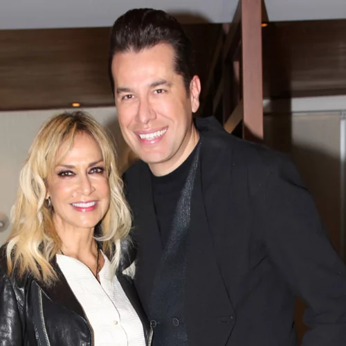 Η Άννα Βίσση κλείνει 50 χρόνια στο τραγούδι και το σώμα της με μαγιό δεν μοιάζει ούτε 30