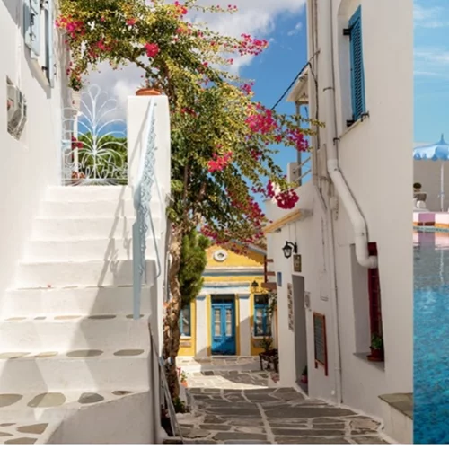 Madame Figaro Paros: Η ειδική ταξιδιωτική έκδοση για την Πάρο μέσα από τα μάτια των editors - Διάβασε το εδώ