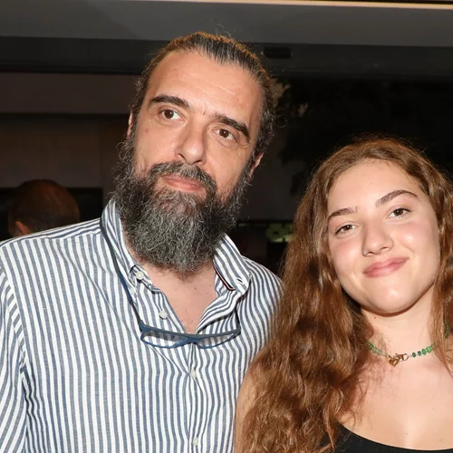 Σωτήρης Τσαφούλιας | Αγκαλιά με την κόρη του, Δέσποινα σε θεατρική πρεμιέρα