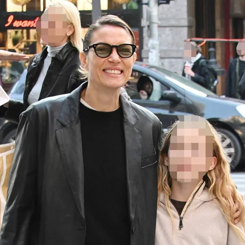 Βίκυ Καγιά | Αγκαλιά με την Μπιάνκα Κρασσά στο κέντρο της Αθήνας