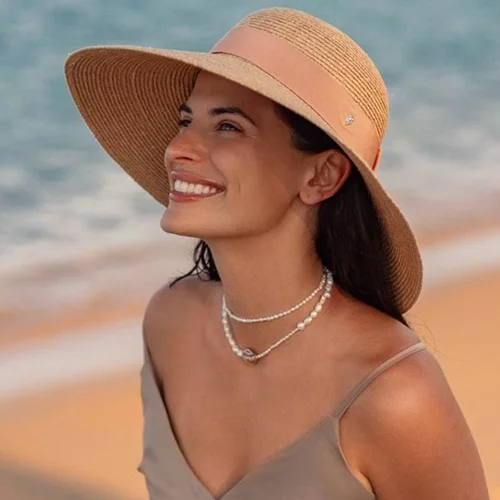 Η Χριστίνα Μπόμπα δημιούργησε το πιο άνετο party look με flats στο νησί