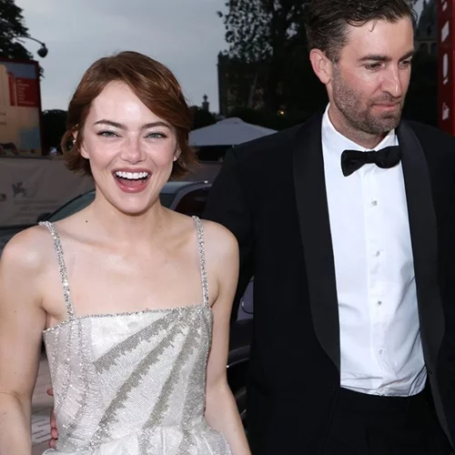 Φεστιβάλ Βενετίας | Το φιλί της Emma Stone στον σύζυγό της, λίγο πριν συναντήσει τον Γιώργο Λάνθιμο στο κόκκινο χαλί
