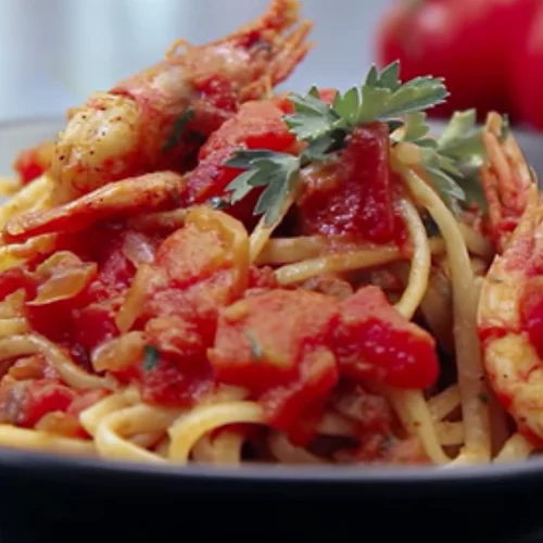 Εύκολη και γρήγορη γαριδομακαρονάδα από την Αργυρώ Μπαρμπαρίγου