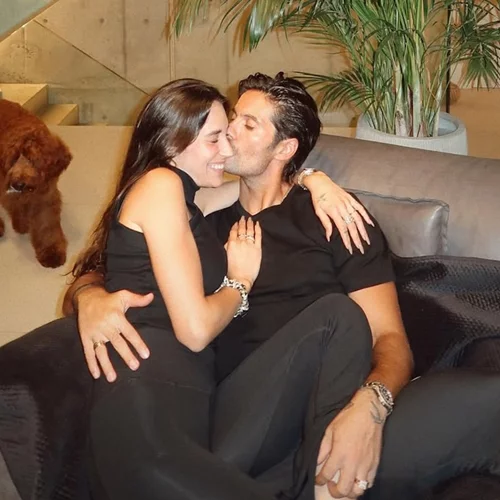 Μια ματιά στο σπίτι του Γιώργου Καράβα & της Ραφαέλας Ψαρρού | Το elegant σαλόνι με τη minimal διακόσμηση