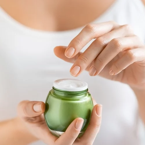 Tea Tree Oil | Το συστατικό που κάνει θαύματα για τις επιδερμίδες με ακμή