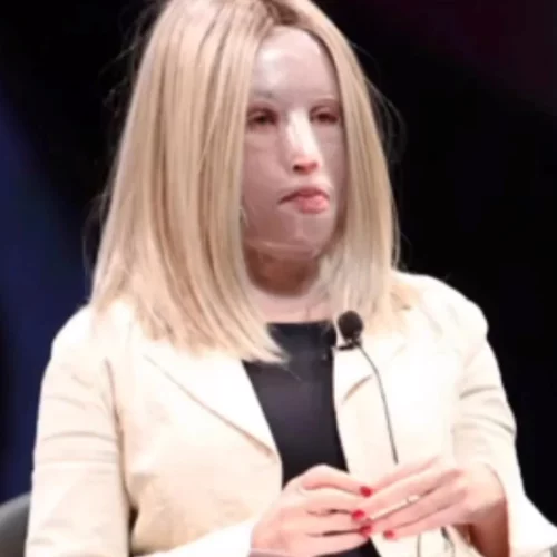 Ιωάννα Παλιοσπύρου | Η νέα δημόσια εμφάνιση σε εκδήλωση για τη βία και την αδικία στην κοινωνία