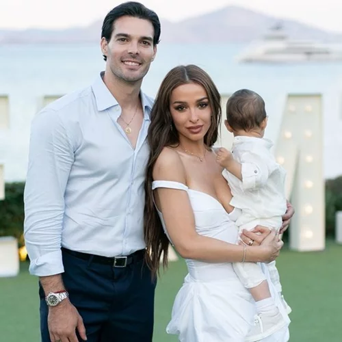 "Λιώνει" από έρωτα η Ελένη Φουρέιρα | Η σπάνια φωτογραφία αγκαλιά με τον Αλμπέρτο Μποτία