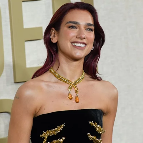 Η Dua Lipa αρνείται κατηγορηματικά ότι απέλυσε τον συνεργάτη της μετά την υπογραφή του σε επιστολή ενάντια στο συγκρότημα Kneecap