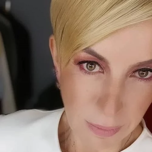 Συγκλονίζει η τηλεπαρουσιάστρια Αντιγόνη Ανδρεάκη για τη μάχη της με τον καρκίνο - Αγκαλιά με την κόρη της