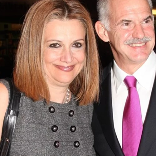 35 χρόνια πριν | Η Άντα Παπανδρέου νύφη με δαντελένιο νυφικό