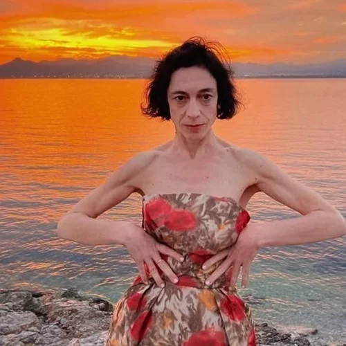 Όπως δεν την έχουμε ξαναδεί | Η Έλενα Τοπαλίδου με ξανθό καρέ και ασημί metallic κορμάκι