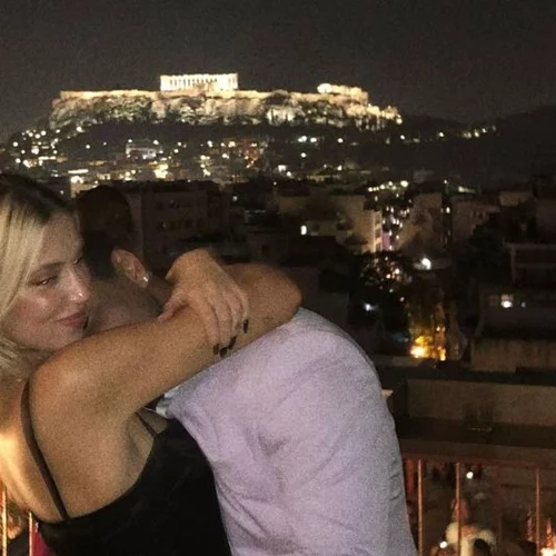 Γαρυφαλλιά Καληφώνη | Με μάξι φόρεμα και vintage σκουλαρίκια στο live του Χρήστου Μάστορα