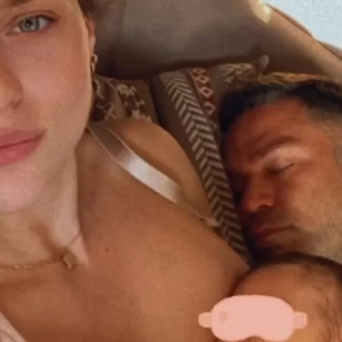 Βαλεντίνη Παπαδάκη | Φωτογραφίζει τον Κώστα Σόμμερ να κοιμάται με τον νεογέννητο γιο τους