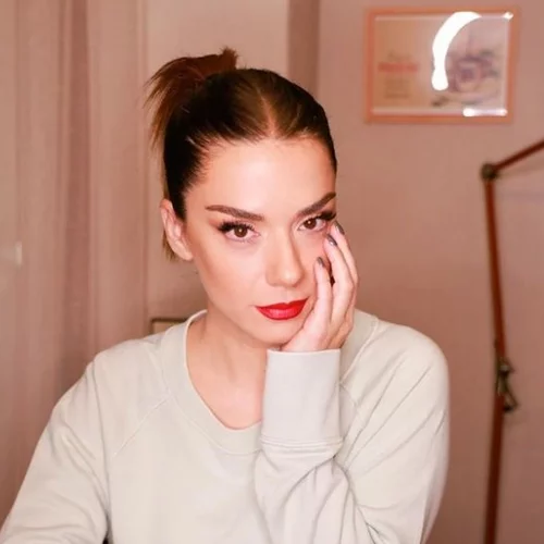 Περήφανη μαμά η Βάσω Λασκαράκη | Η Εύα της σε χριστουγεννιάτικη σχολική γιορτή