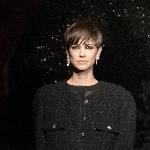 In Black We Trust | 10 κομμάτια στο χρώμα που δεν θα σταματήσουμε να φοράμε ποτέ