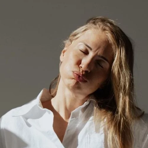 H Μαρία Ηλιάκη θίγει το θέμα της εμμηνόπαυσης σε μία χαλαρή συζήτηση με τον σύζυγό της στο σπίτι τους