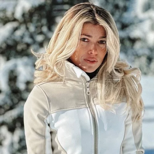 Κομψή στα χόνια | Η Βάσια Κωσταρά παραδίδει μαθήματα στιλ, υιοθετώντας την τάση του Après-Ski