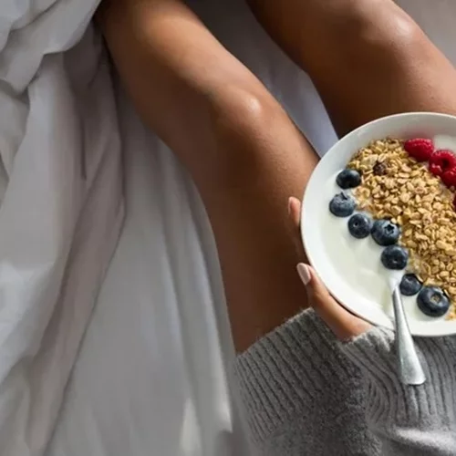 Κοιμήσου "σαν πουλάκι" | 7 τροφές που φέρνουν ύπνο γλυκό + 4 που γίνονται "εφιάλτης"