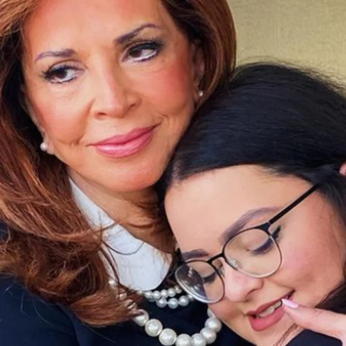 Μαριτίνα & Μιμή Ντενίση | Αγκαλιασμένες μπροστά στο αναμμένο τζάκι σε (απόλυτο) christmas mood