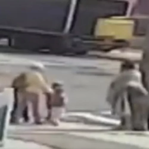 Το σοκαριστικό βίντεο που δείχνει άστεγο άντρα να αρπάζει ένα τρίχρονο κοριτσάκι από τη γιαγιά του