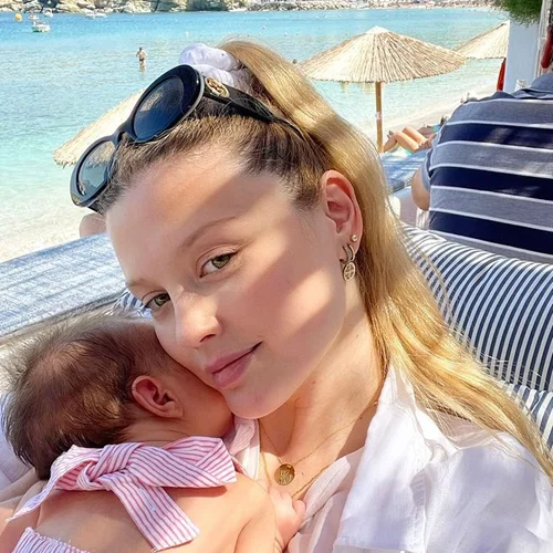 Κωνσταντίνα Κομμάτα | Στην παραλία με τη νεογέννητη κόρη της