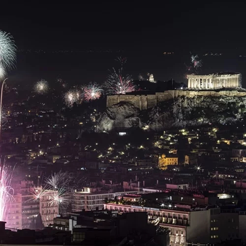 Με την "Ταράτσα του Χρόνου" και με... αθόρυβα πυροτεχνήματα, η Αθήνα υποδέχθηκε το 2025