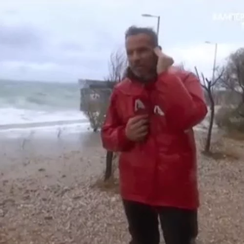 Κύματα στον Φλοίσβο κάλυψαν τον ρεπόρτερ του Alpha