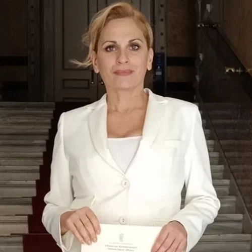 Η Θεοφανία Παπαθωμά πήρε το μεταπτυχιακό της φορώντας το τέλειο λευκό κοστούμι