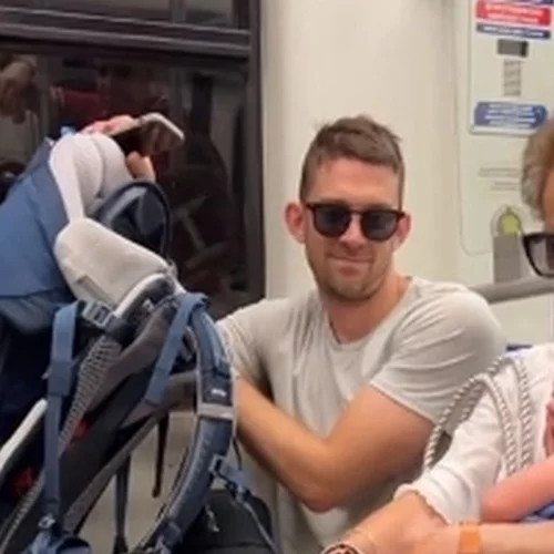 Ελληνίδα γιαγιά έγινε viral στο TikTok | Πήρε αγκαλιά την κόρη τουρίστριας στο μετρό για να σταματήσει να κλαίει