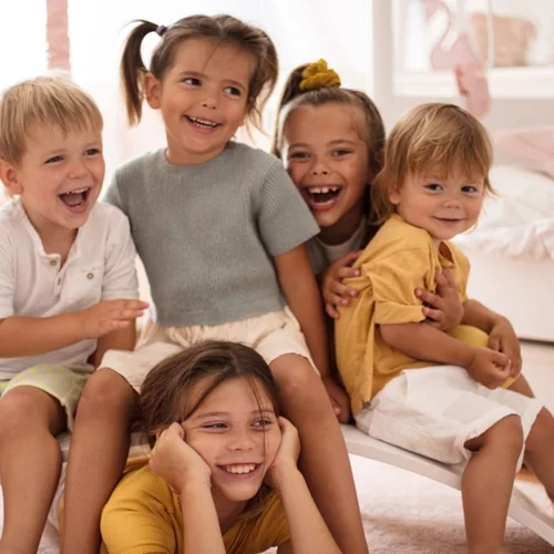 Η επιστήμη λέει ότι τα μικρότερα παιδιά της οικογένειας είναι πιο διασκεδαστικά | 5 λόγοι που εξηγούν το γιατί