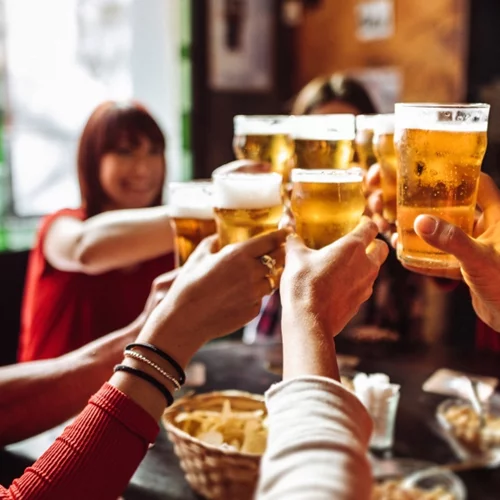 Ένα βήμα πιο κοντά στην κανονικότητα | Eπιστρέφει η μουσική στην εστίαση και "έξω" έως τη 1:30