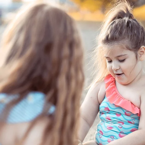 "Ρούφα την κοιλίτσα" | Πώς επηρέαζει η συγκεκριμένη ατάκα ένα μικρό κορίτσι;
