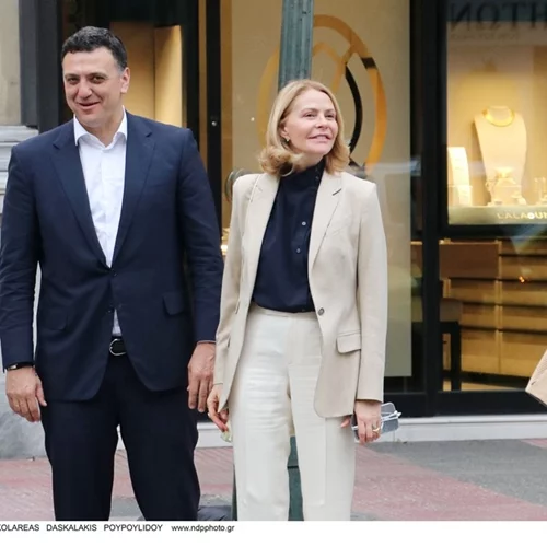 Η Τζένη Μπαλατσινού επαναφέρει στην επικαιρότητα τα διάσημα παπούτσια των 90s